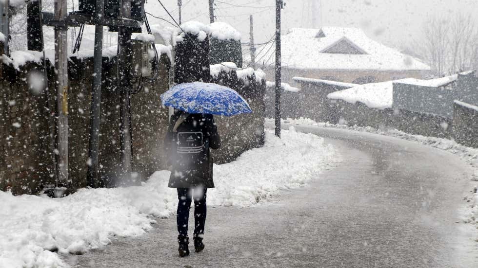Jammu and Kashmir Experiences Moderate Snowfall; Weather Conditions to